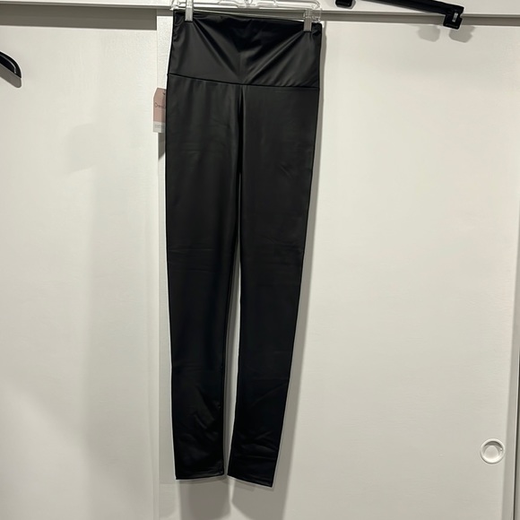 Black faux leather leggings - Picture 1 of 2